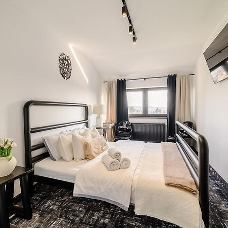 Golden Lion House Bed&Breakfast Румя Екстер'єр фото