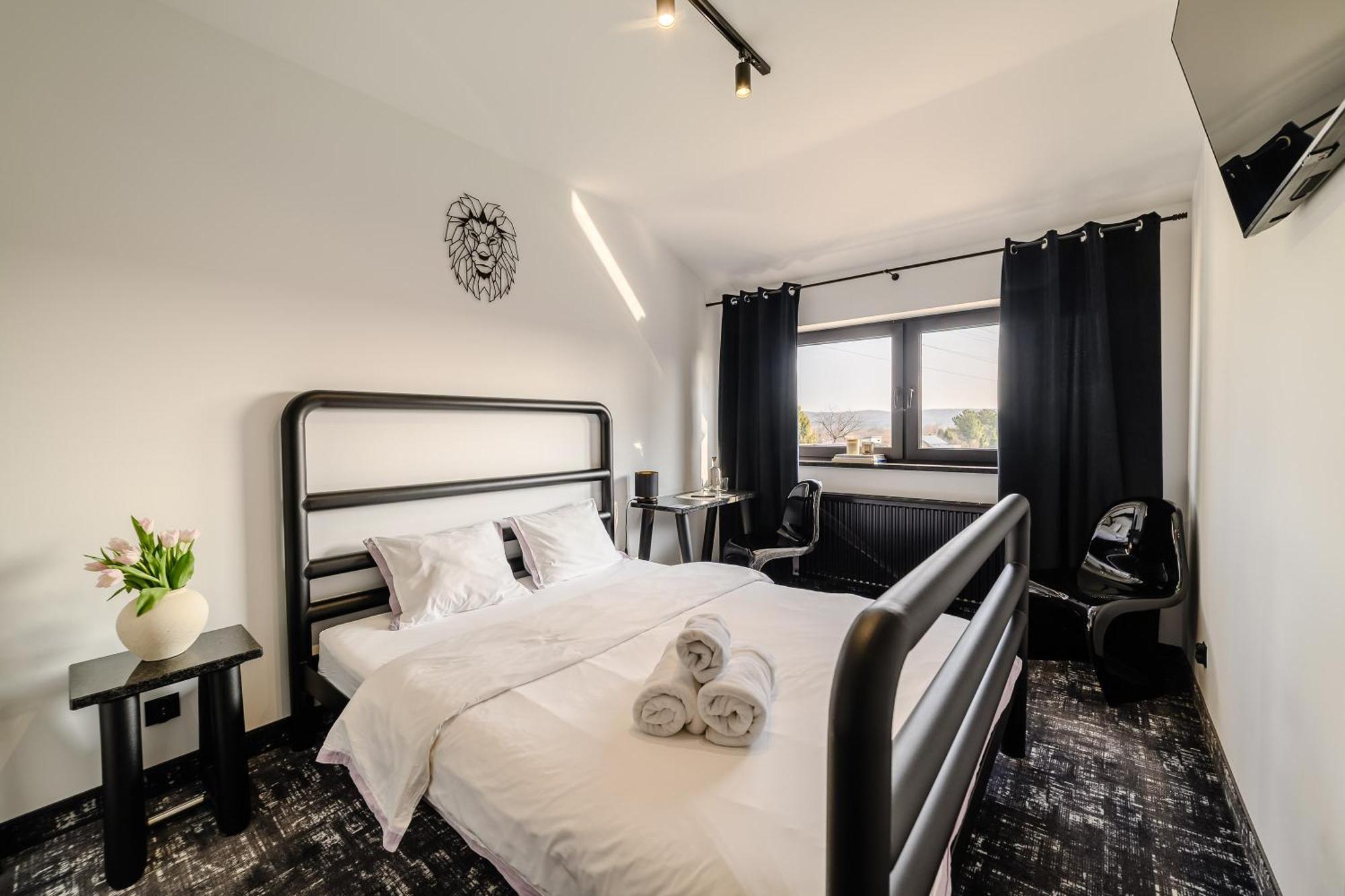 Golden Lion House Bed&Breakfast Румя Екстер'єр фото