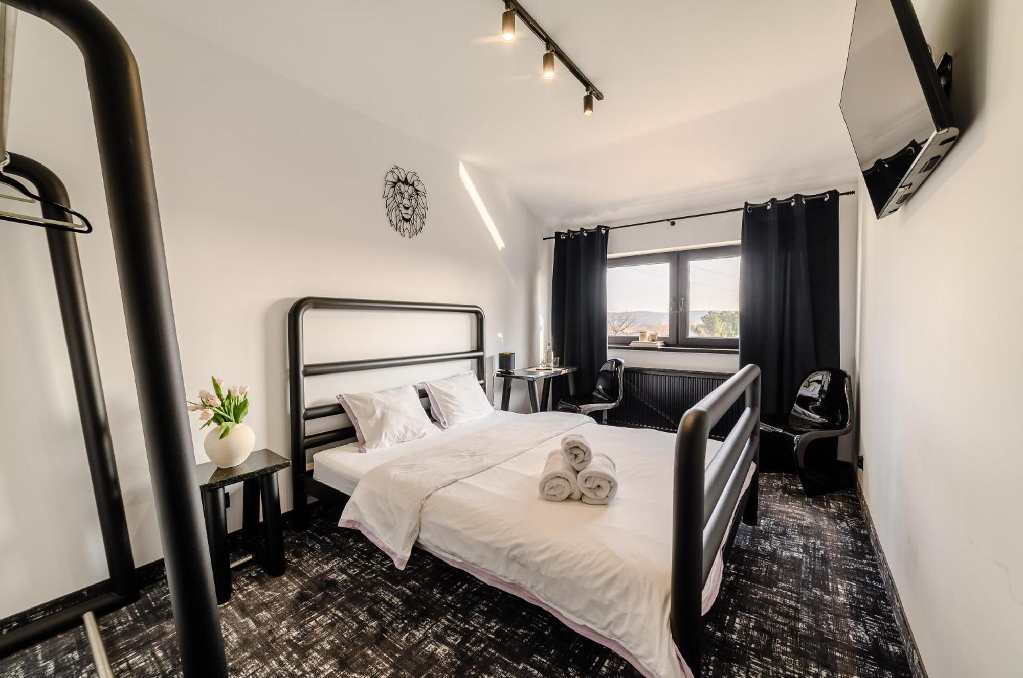 Golden Lion House Bed&Breakfast Румя Екстер'єр фото
