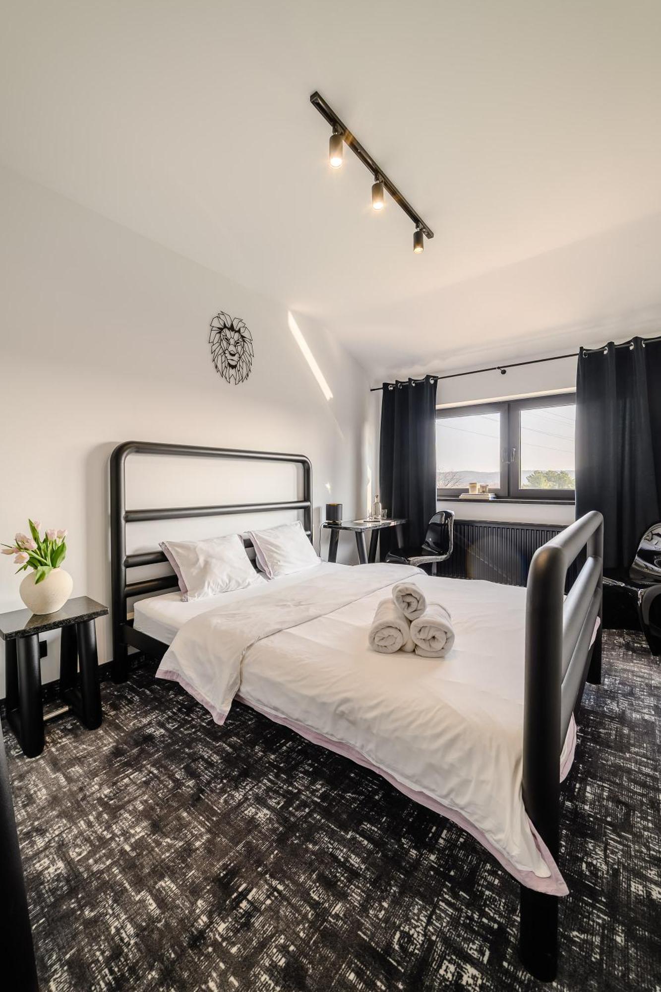 Golden Lion House Bed&Breakfast Румя Екстер'єр фото