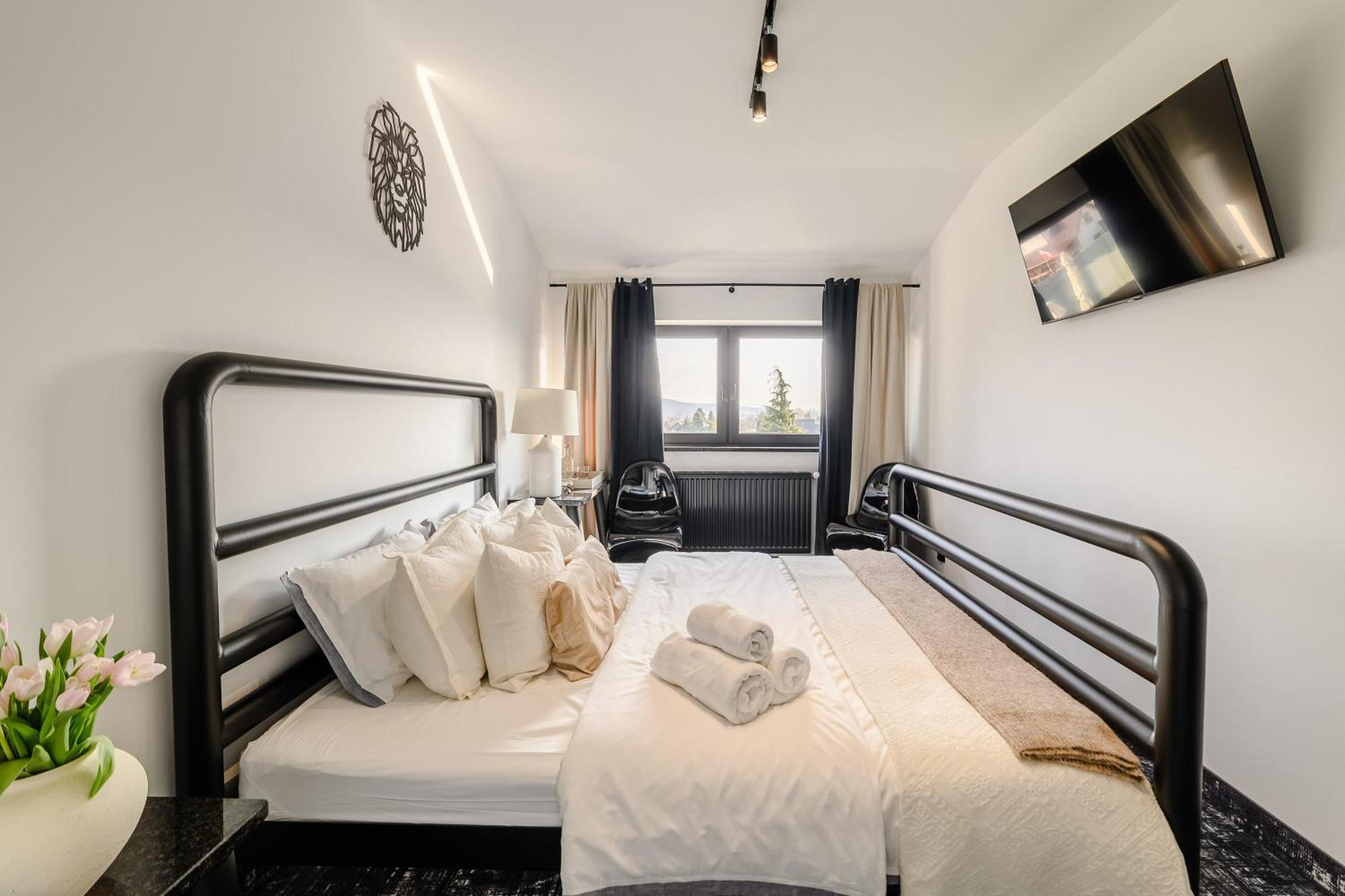 Golden Lion House Bed&Breakfast Румя Екстер'єр фото