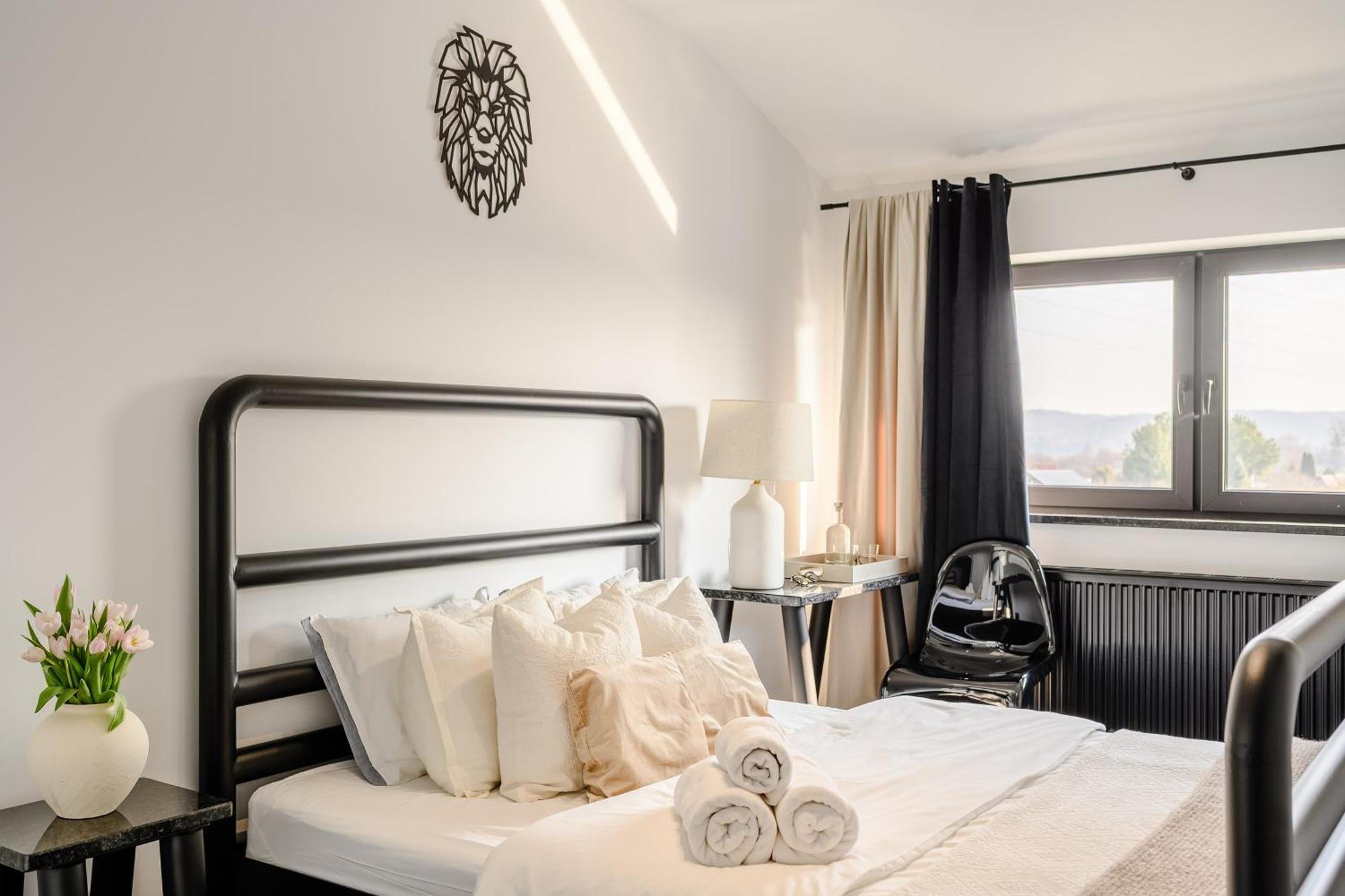 Golden Lion House Bed&Breakfast Румя Екстер'єр фото