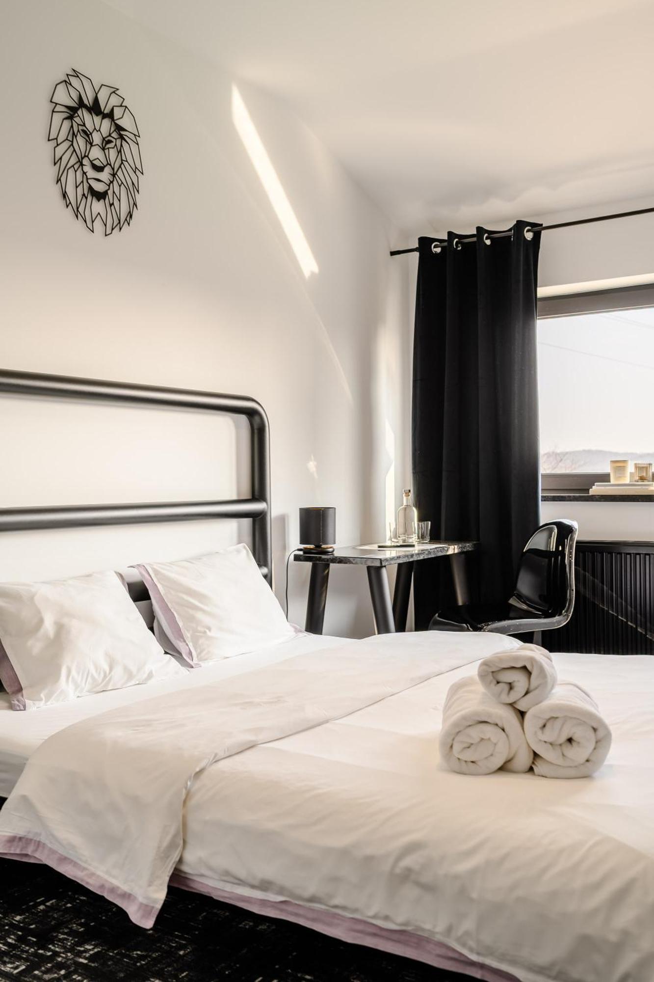 Golden Lion House Bed&Breakfast Румя Екстер'єр фото